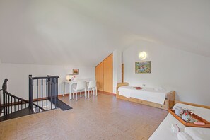 4 bedrooms, iron/ironing board, free WiFi, bed sheets