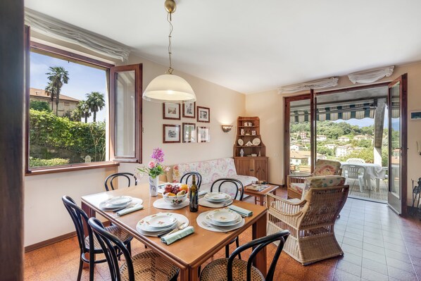 Family dining - Casa Virginia (Laveno Mombello)
