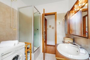 Family House, Multiple Bedrooms, Mountainside (Appartamento Alessandra) | Bathroom | Shower, bidet, towels, soap - Casa Virginia (Laveno Mombello)