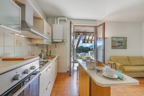 Family House, 2 Bedrooms (Appartamento Giulia) | Private kitchen | Fridge, oven, stovetop, dishwasher - Casa Virginia (Laveno Mombello)