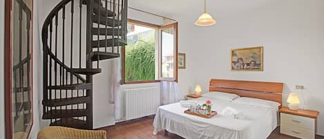 Familienhaus, 2 Schlafzimmer (Appartamento Giulia) | 4 Schlafzimmer, Bügeleisen/Bügelbrett, kostenloses WLAN, Bettwäsche