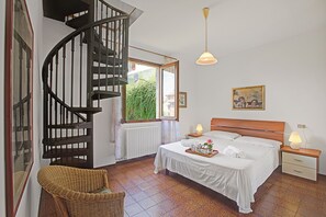 Family House, 2 Bedrooms (Appartamento Giulia) | 4 bedrooms, iron/ironing board, free WiFi, bed sheets - Casa Virginia (Laveno Mombello)