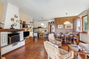 Family House, Multiple Bedrooms, 2 Bathrooms, Mountainside (Casa Virginia) | Dining
