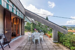 Outdoor dining - Casa Virginia (Laveno Mombello)