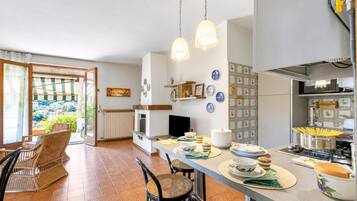 Casa familiare, 2 camere da letto, lato montagna (Appartamento Alessandra: Terrace and) | Pasti