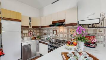 Family House, 4 Bedrooms, 2 Bathrooms, Mountainside (Casa Virginia) | Private kitchen | Fridge, oven, stovetop, dishwasher