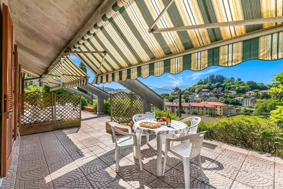 Familiehus, 2 soverom (Apt. Giulia: Sunny Terrace and Lake) | Utendørsservering
