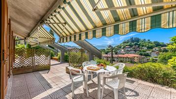 Rumah Keluarga, 2 kamar tidur (Apt. Giulia: Sunny Terrace and Lake) | Tempat makan outdoor
