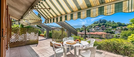 Family House, 2 Bedrooms (Apt. Giulia: Sunny Terrace and Lake) | Outdoor dining