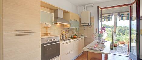 Een koelkast, een oven, een kookplaat, een vaatwasser