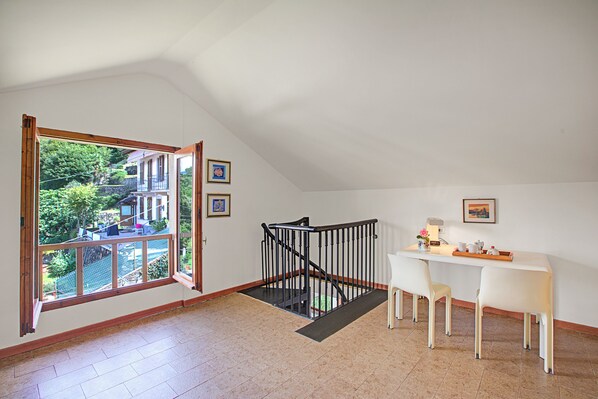 Family House, 2 Bedrooms (Appartamento Giulia) | 4 bedrooms, iron/ironing board, free WiFi, bed sheets - Casa Virginia (Laveno Mombello)