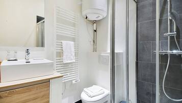 Shower, pengering rambut,  dan handuk