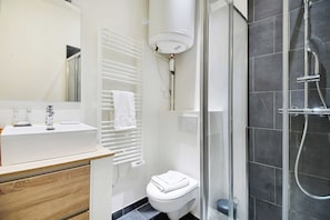 Douche, sèche-cheveux, serviettes fournies