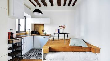 Lemari es, microwave, kompor, dan mesin pembuat kopi/teh