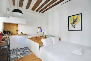 1 bedroom, desk, iron/ironing board, free WiFi - Classy studio loft - Marais Bastille (Paris)