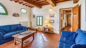 Familie huis, meerdere slaapkamers, open haard (Villa Salivolpe Chianti Views &) | Woonruimte | Flatscreentelevisie