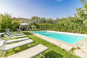 Hồ bơi ngoài trời phục vụ theo mùa