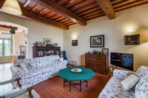 21-inch flat-screen TV with cable channels, TV, fireplace - Villa Salivolpe Amazing Chianti View (San Casciano in Val di Pesa)