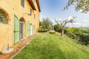 Casa familiar, varias habitaciones, junto a la montaña (Villa Salivolpe Amazing Chianti View) | Restaurante al aire libre