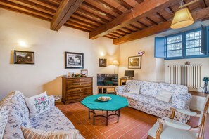 21-inch flat-screen TV with cable channels, TV, fireplace - Villa Salivolpe Amazing Chianti View (San Casciano in Val di Pesa)