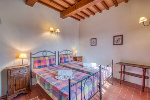 Family Apartment, Multiple Bedrooms, Mountainside (Villa Salivolpe Amazing Chianti View)