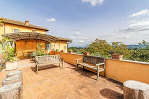 Familienapartment, Mehrere Schlafzimmer, Bergseite (Villa Salivolpe Amazing Chianti View) | Terrasse/Patio