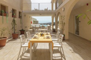 Terrace/patio - Ta'Battista B&B with pool Ix-Xwejni (Xewkija)