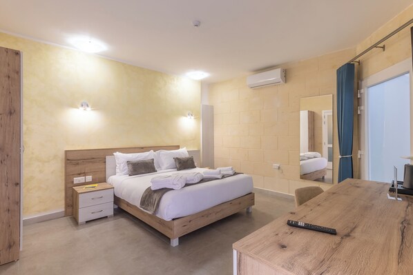 Estudio familiar, vista al mar (Ta'Battista B&B with pool Ta'Pinu) | Espacio para trabajar con laptop, wifi gratis y ropa de cama 