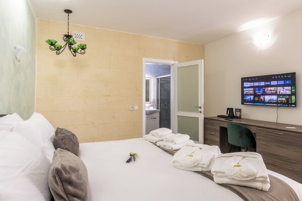 Laptop workspace, free WiFi, bed sheets - Ta'Battista B&B with pool Ix-Xwejni (Xewkija)