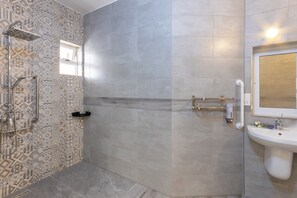 Bathroom - Ta'Battista B&B with pool Ix-Xwejni (Xewkija)