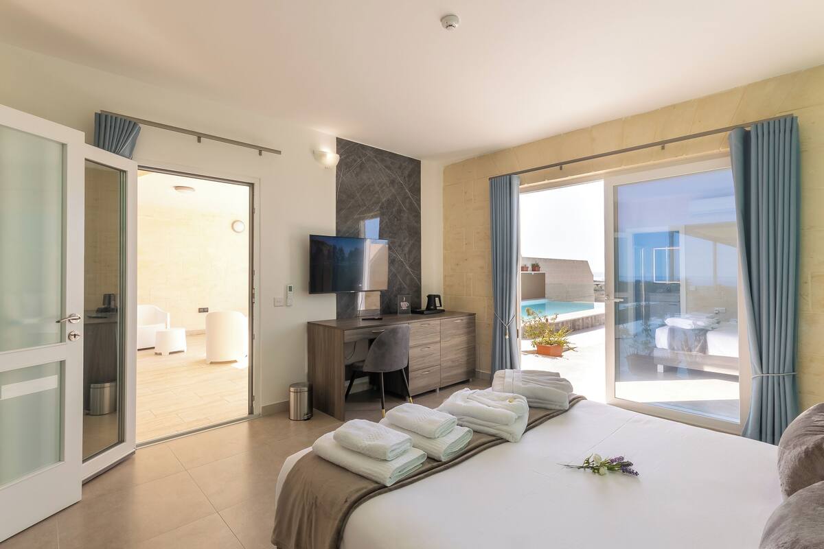 Studio Familial, vue mer (Ta'Battista B&B with pool Wied) | Espace de travail pour ordinateur portable, Wi-Fi gratuit, draps fournis