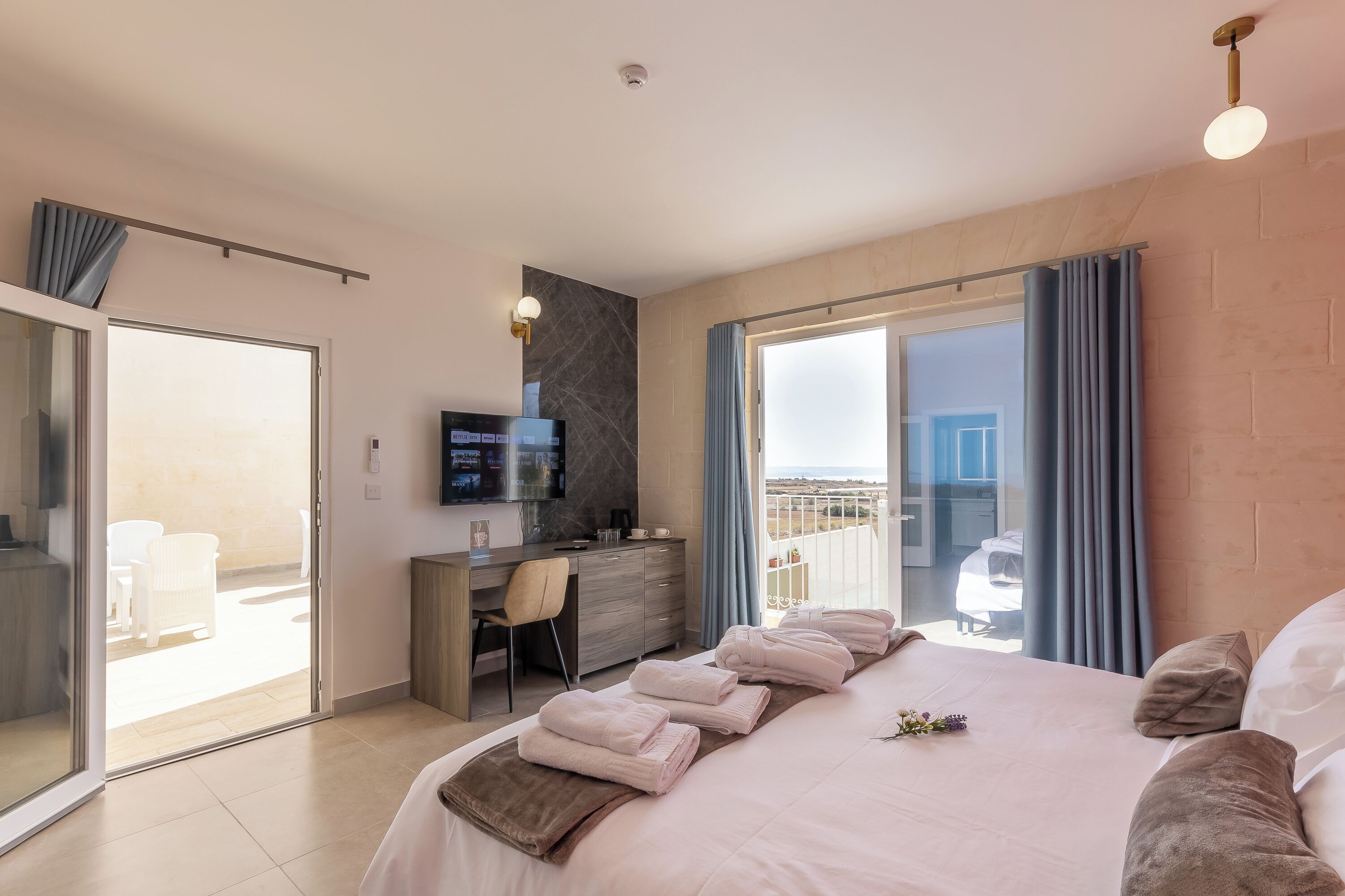 Studio Familial, vue mer (Ta'Battista B&B with pool Il-Wilġa) | Espace de travail pour ordinateur portable, Wi-Fi gratuit, draps fournis