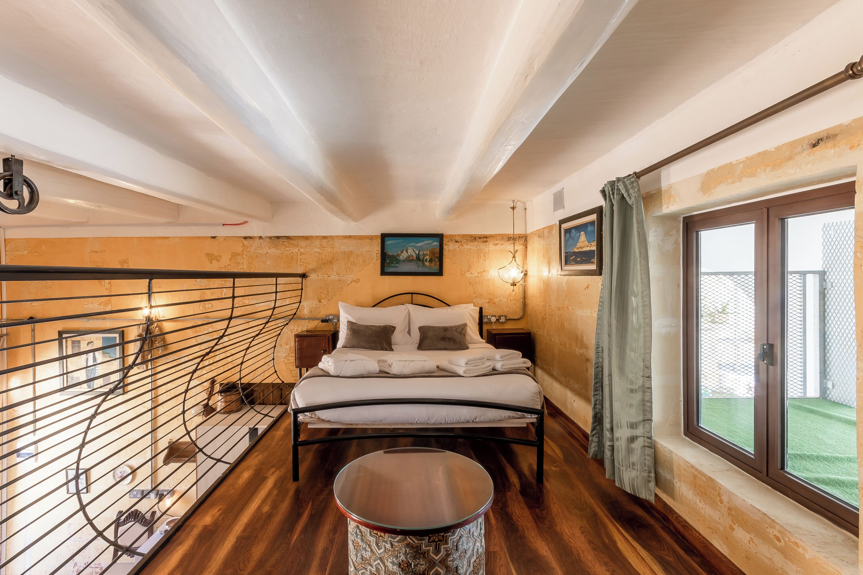 Espacio para trabajar con laptop, wifi gratis y ropa de cama 