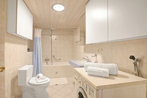 Departamento familiar, varias habitaciones (Bel Panorama 1) | Baño | Tina con regadera, secadora de cabello, toallas, jabón 