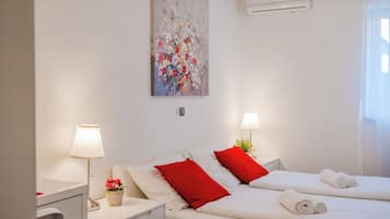 Espacio para trabajar con laptop y tabla de planchar con plancha