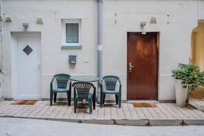 Family Studio (Red Vibe Studio Central 1) | Exterior