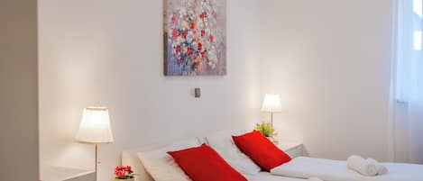 Espacio para trabajar con laptop y tabla de planchar con plancha