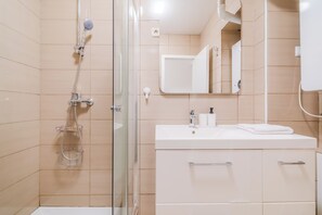 Family Studio (Red Vibe Studio Central 1) | Bathroom | Shower, hair dryer, towels, soap