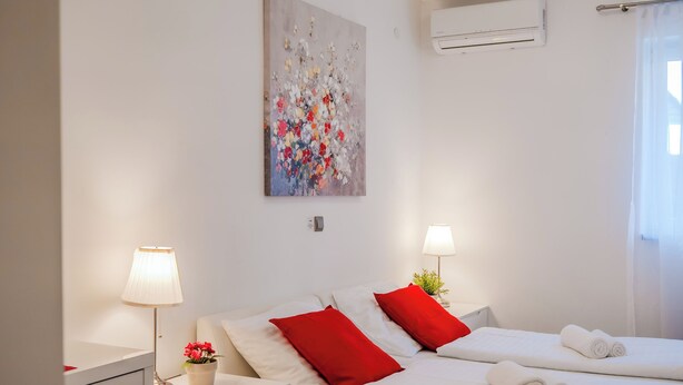 Perhestudio, mikroaaltouuni (Red Vibe Studio Central 1)