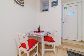 Family Studio (Red Vibe Studio Central 1) | Dining