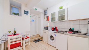 Perhestudio, mikroaaltouuni (Red Vibe Studio Central 1) | Yksityinen keittonurkkaus