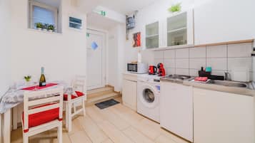 Family Studio, Microwave (Red Vibe Studio Central 1) | Private kitchenette