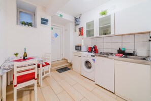 Family Studio (Red Vibe Studio Central 1) | Private kitchen