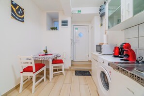 Geladeira, micro-ondas, cooktop, cafeteira/chaleira