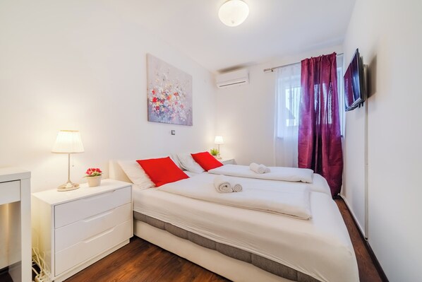 Laptop workspace, iron/ironing board, free WiFi, bed sheets