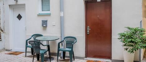 Family Studio (Red Vibe Studio Central 1) | Outdoor dining