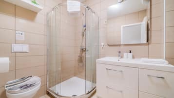 Family Studio, Microwave (Red Vibe Studio Central 1) | Bathroom