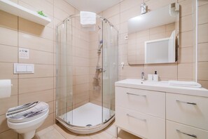 Studio familial (Red Vibe Studio Central 1) | Salle de bain | Douche, séchoir à cheveux, serviettes fournies, savon