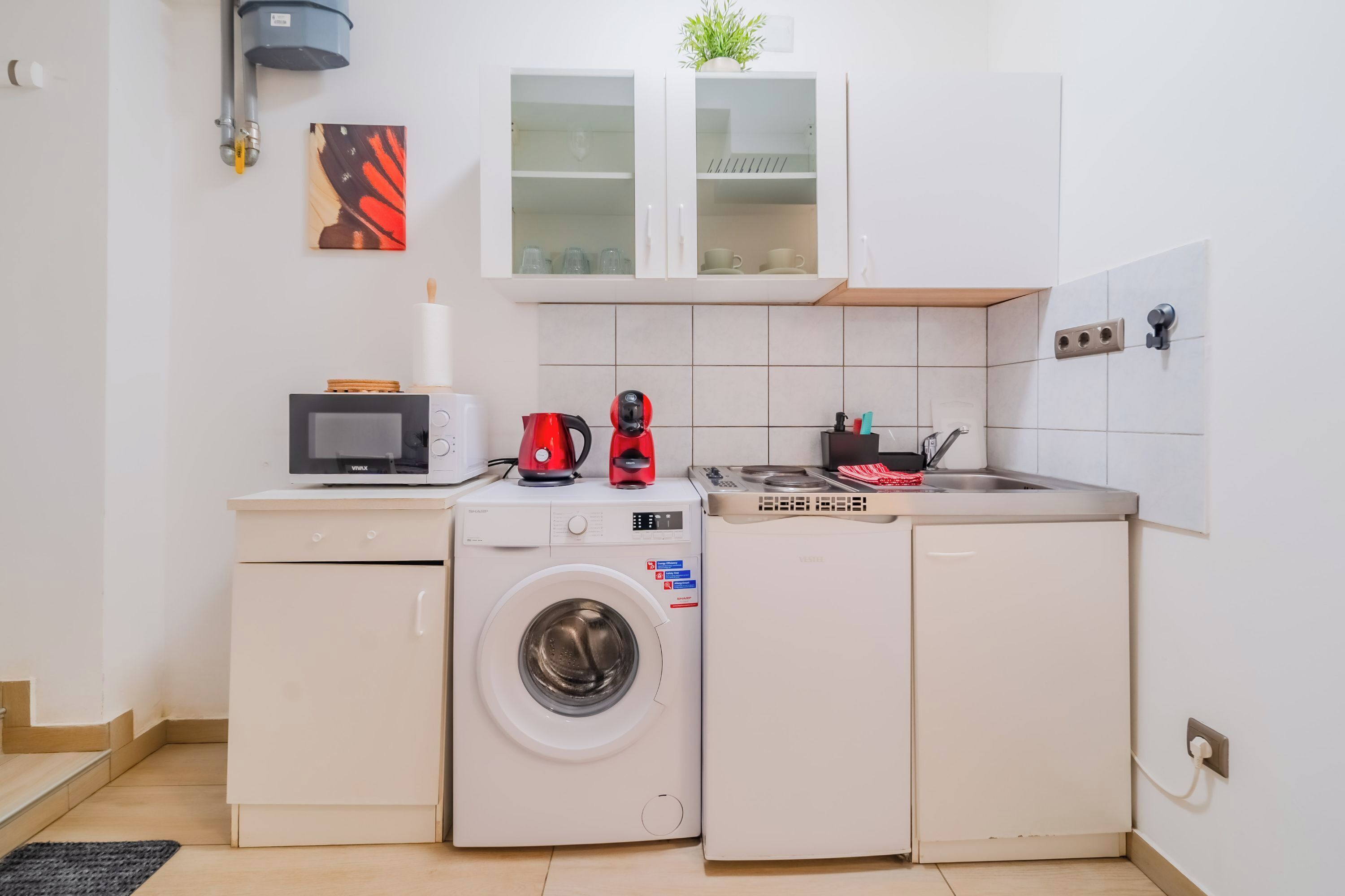 Refrigerador, microondas, placa de cocina, cafetera/tetera