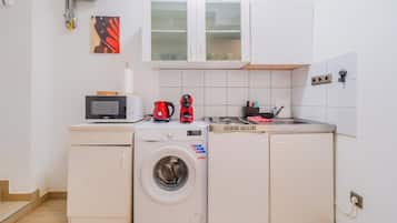 Refrigerador, microondas, placa de cocina, cafetera/tetera